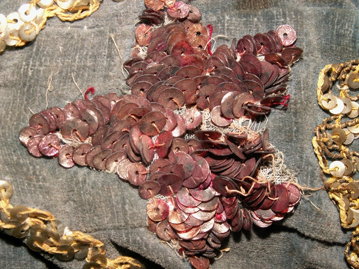 Particolare del corpetto prima del restauro